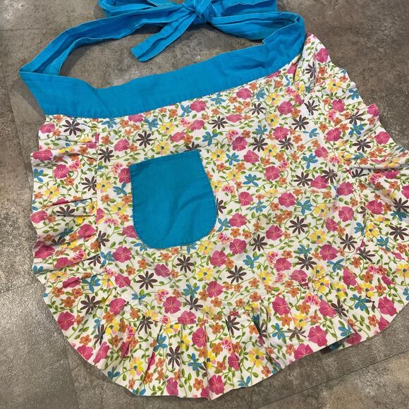 blue and white floral vintage apron with tie and front pocket - Picture 2 of 5